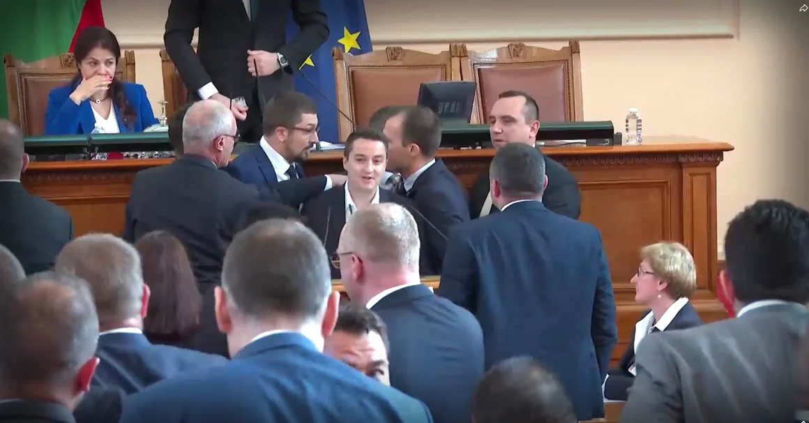 Депутати от "Възраждане" скочиха на бой, засегнаха се на "меки китки"