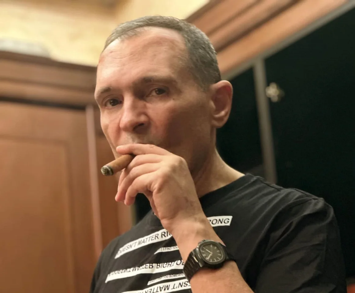 Божков ни честити празника от дома си с пура в уста