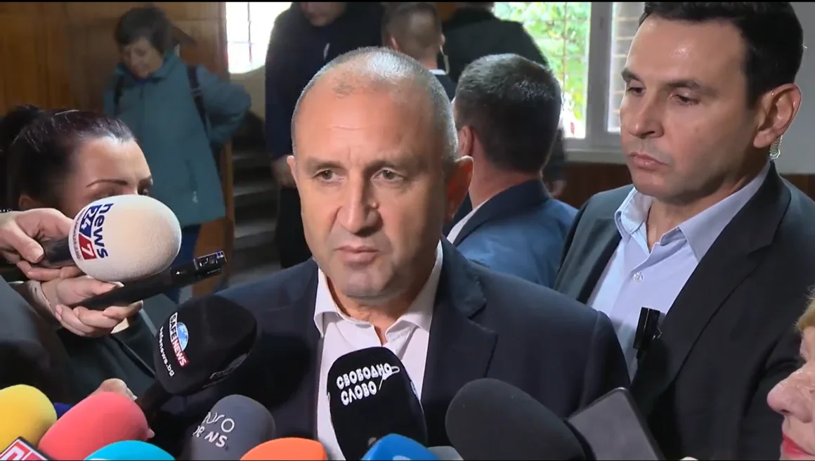 Радев гласува и отново не каза нищо за поисканата оставка на шефа на ДАНС