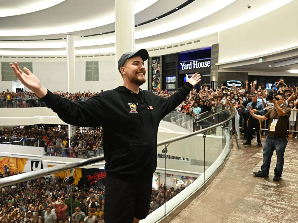 Ютубърът MrBeast построи 100 кладенеца в Африка. Но защо каузата му се оказа проблем? 