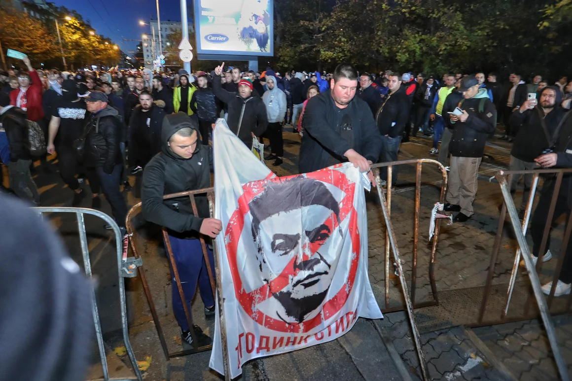 Водни оръдия, камъни и горящ полицейски бус на протеста срещу Боби Михайлов (Обновена)