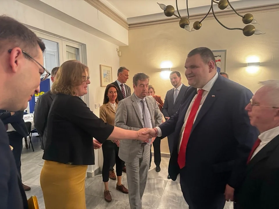 Европейските посланици пиха мазно кафе с Пеевски 