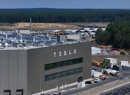 800 протестиращи се опитаха да щурмуват фабрика на Tesla в Германия