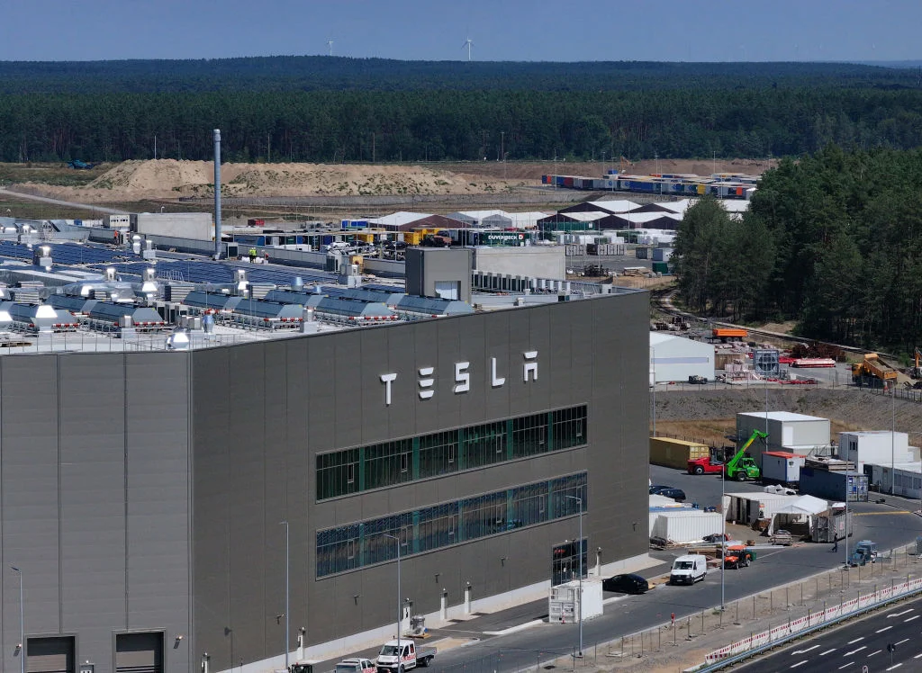 800 протестиращи се опитаха да щурмуват фабрика на Tesla в Германия