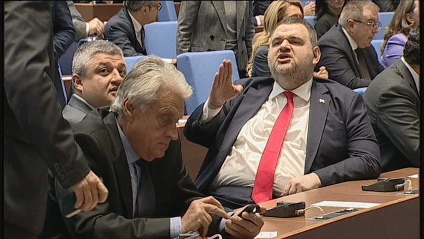 Какво си казаха Делян Пеевски и Кирил Петков в скандала в парламента?