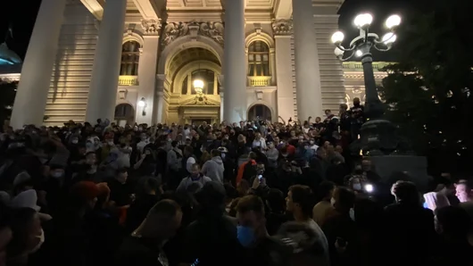 Защо сърбите излязоха по улиците