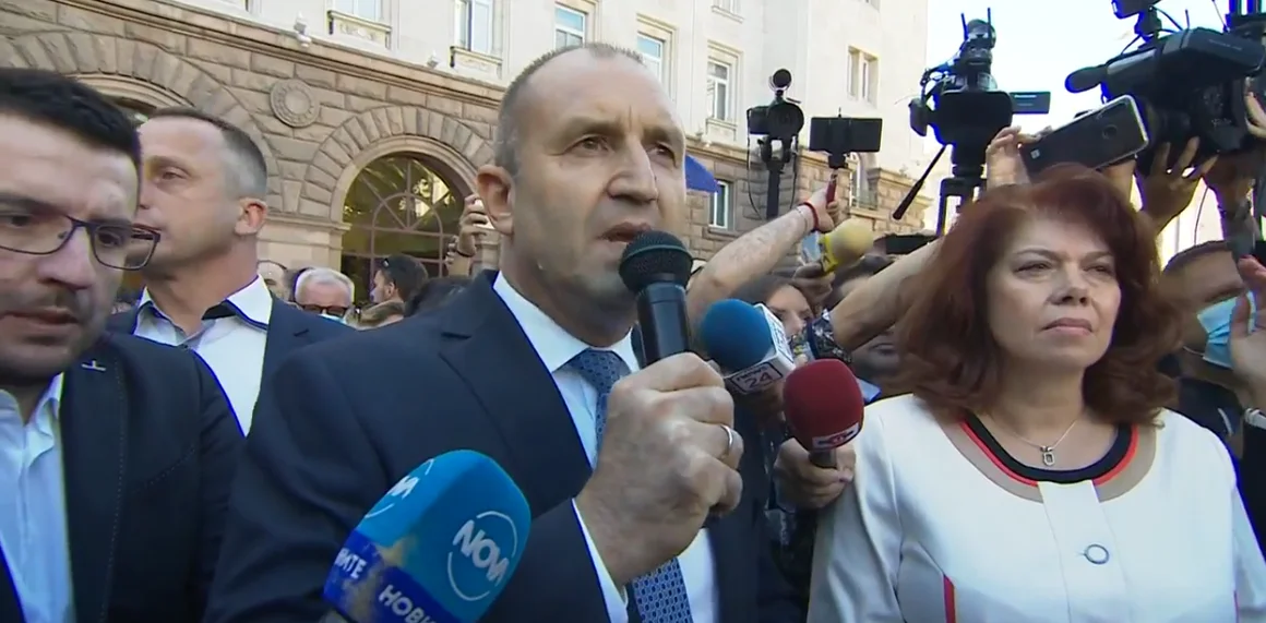 Румен Радев пред протеста: "Не на страха, мутри, вън"