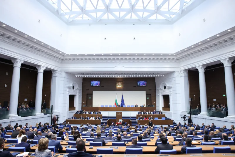 "Освобождение" на София, "завладяни" ГЕРБ и държава и закана от Пеевски за пълен мандат. Из дебатите по петия вот на недоверие