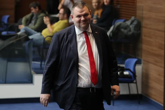Пеевски превзе марката ДПС и в парламента с помощта на ГЕРБ и мнозинството