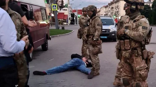 "Гледайте филма с Хоакин Финикс": Заложническата криза в Украйна, която приключи с намесата на президента