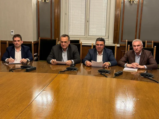 ГЕРБ, БСП и ИТН махат хората на Доган от председателските постове на комисии в парламента