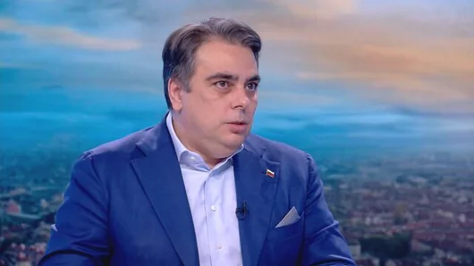 Асен Василев защити съветничката от ПП-ДБ в спора с Васил Терзиев за Общинска банка
