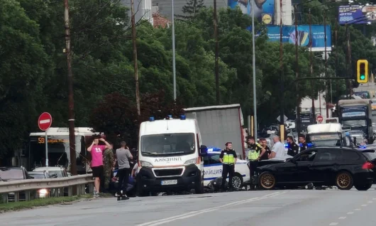 Шофьор блъсна полицейски патрул и избяга. Двама полицаи са пострадали
