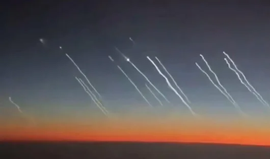 Видео от пътнически самолет показва как Иран изстрелва балистични ракети