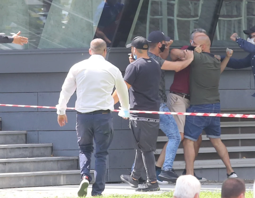 Обвиненият в хулиганство мъж твърди, че му платили за провокация на конференцията на ГЕРБ