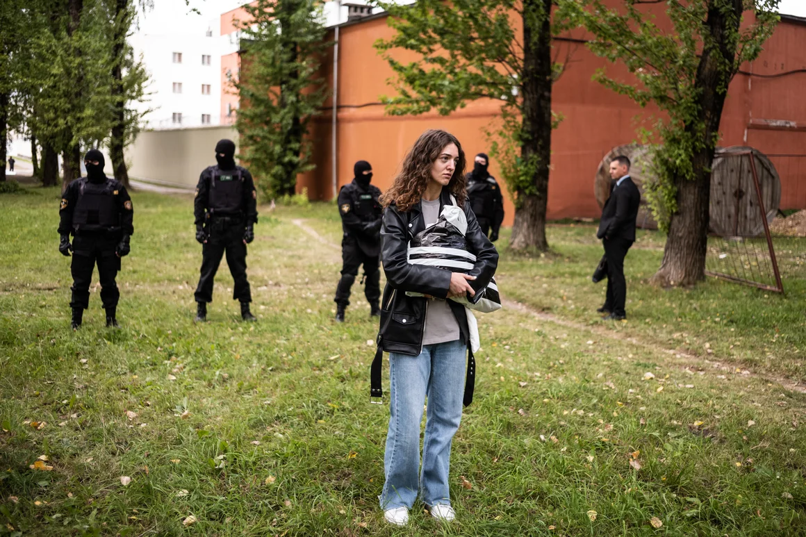 Арестите в Минск: 50 души в килия за 4 и побоища под звуците на химна на Беларус