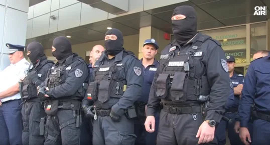 Напрежение в Русе след смъртта на родилка: Полицаи разпръснаха протестиращи, опитали да щурмуват болницата