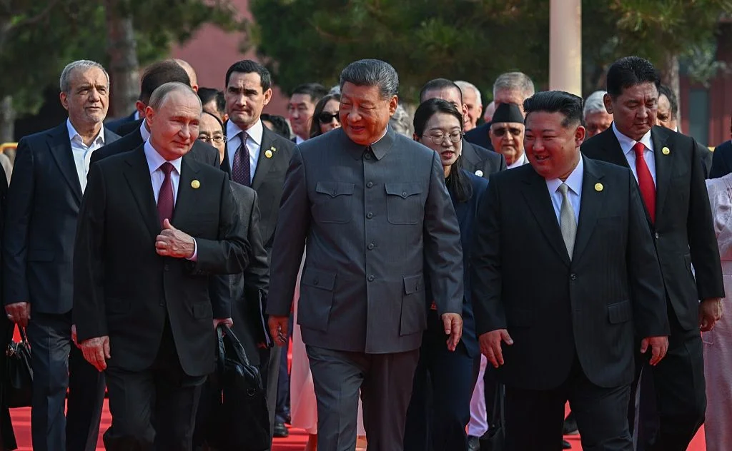 Си, Путин и Ким: Парадът в Пекин и сигналите към света