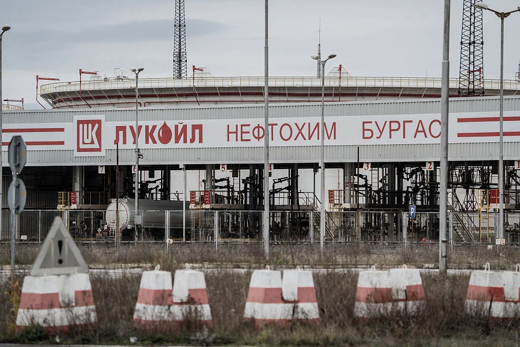 Собственикът на "Лукойл" отмени забрани за търговия на "Нефтохим" след среща с Радев
