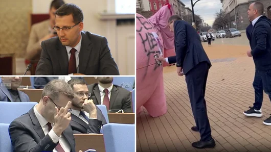 Депутат от ДПС-НН надраска огромното прасе-касичка пред парламента