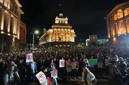 "Не оставяй демокрацията зад решетките". Хиляди протестираха в подкрепа на Коцев и Барбутов