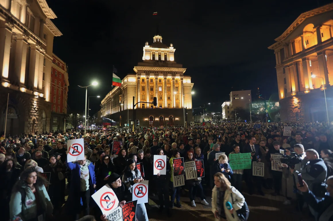 "Не оставяй демокрацията зад решетките". Хиляди протестираха в подкрепа на Коцев и Барбутов