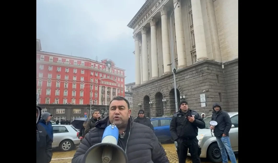 "Величие" блокира движението в центъра на София с аварирали коли