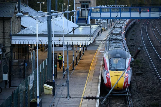 Двама британски граждани са арестувани за нападението с нож във влак – полицията изключва терористичен мотив (Обновена)
