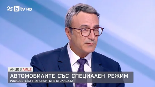 Кортеж смени цвета на светофар и едва не предизвика катастрофа с трамвай в София