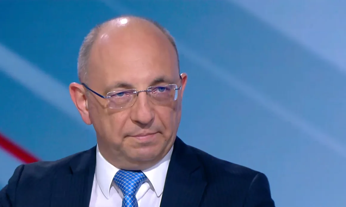 Николай Василев: 30 000 души от администрация могат да бъдат съкратени и никой няма да забележи