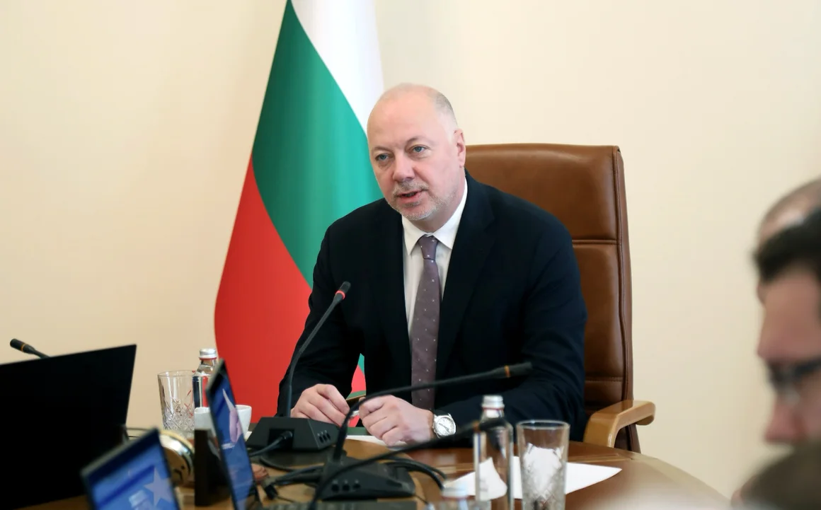 Замразени пари за чиновниците до приемане на Бюджет 2026 догодина. Какво предлага кабинетът в оставка
