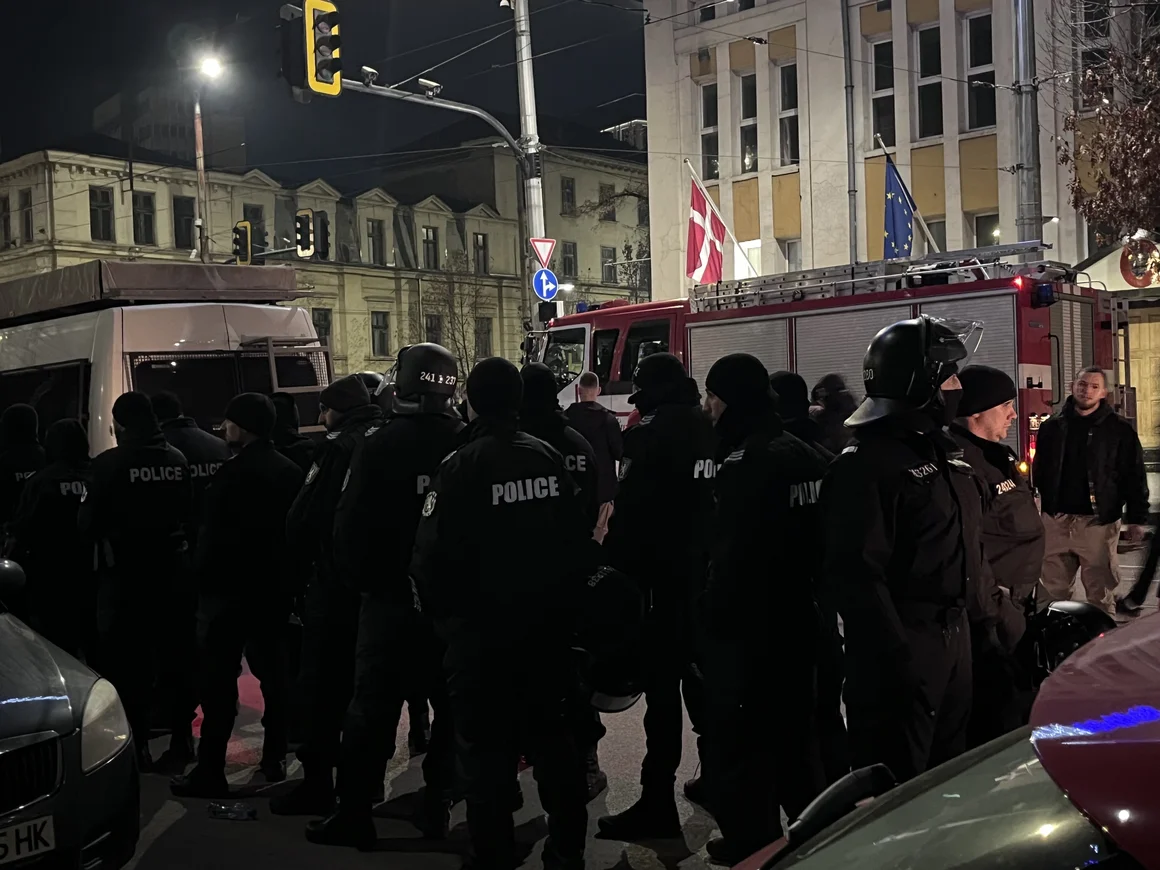 Бомбички и провокатори пред централата на ДПС Пеевски