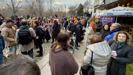  Журналисти пиха "протестно кафе" пред bTV в подкрепа на Мария Цънцарова