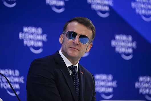 От Давос до Top Gun. Kак Макрон превърна един аксесоар в златна модна реклама?