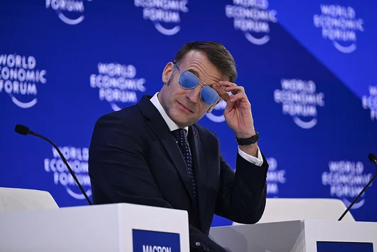 Защо френският президент Еманюел Макрон не сваля слънчевите очила в Давос