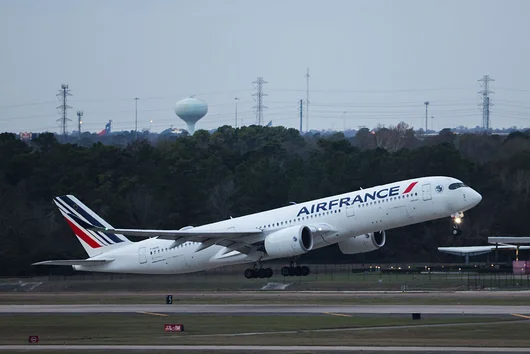 Air France възобнови полетите до Дубай, KLM и други авиокомпании спряха линии към Близкия изток