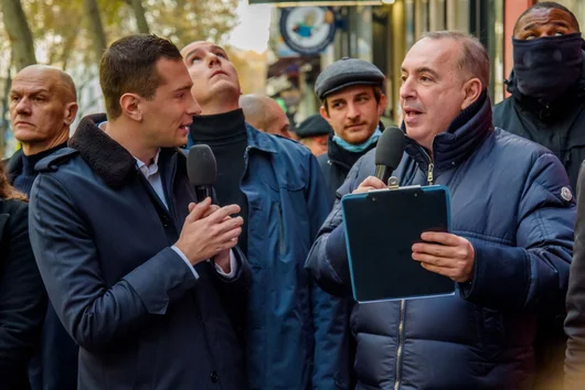 Френският ТВ водещ, осъден за секс престъпления, който не слиза от ефир дори след политически бойкот