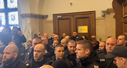 Яйца и леки сблъсъци - протест поиска оставката на Сарафов пред кабинета му