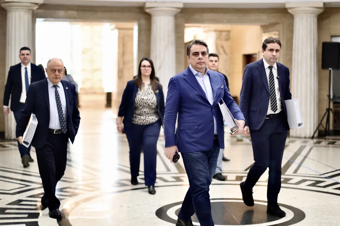 Асен Василев е предложил отделни парламентарни групи на ПП и ДБ, но запазване на съюза 