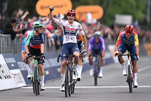 Тежко падане и френски успех белязаха откриващия етап на Giro d'Italia в България