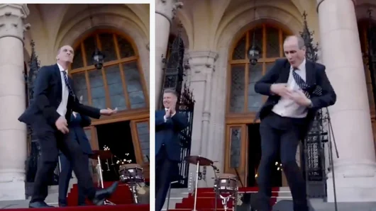 „Танцуващият политик“ го направи отново