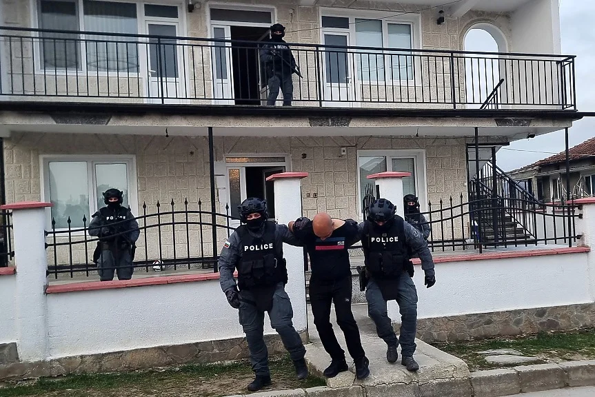 Двама общински съветници от Септември са задържани за купуване на гласове