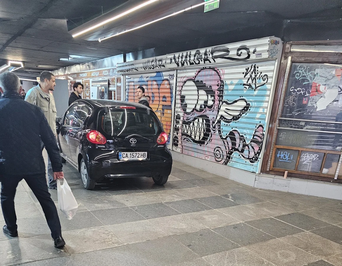 Автомобил без шофьор се спусна по стълбите на подлез в София