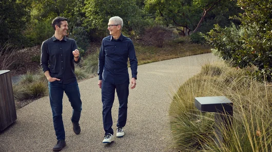 Новият директор на Apple: Добър инженер, шампион по плуване, но дали е следващият Стийв Джобс?