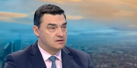 Партията на Румен Радев рязко затвори темата за по-кратко платено майчинство в България (Обновена)