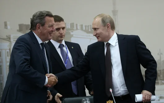 Никой в ЕС не иска Герхард Шрьодер за посредник с Путин