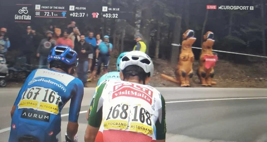 Динозаврите от Giro d'Italia търсят изгубена брачна халка, Евроспорт се включи да помага