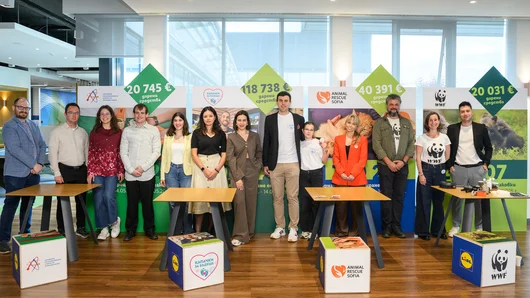 Клиентите на Lidl дариха близо 200 000 евро за четири благотворителни каузи чрез върнати бутилки и кенове