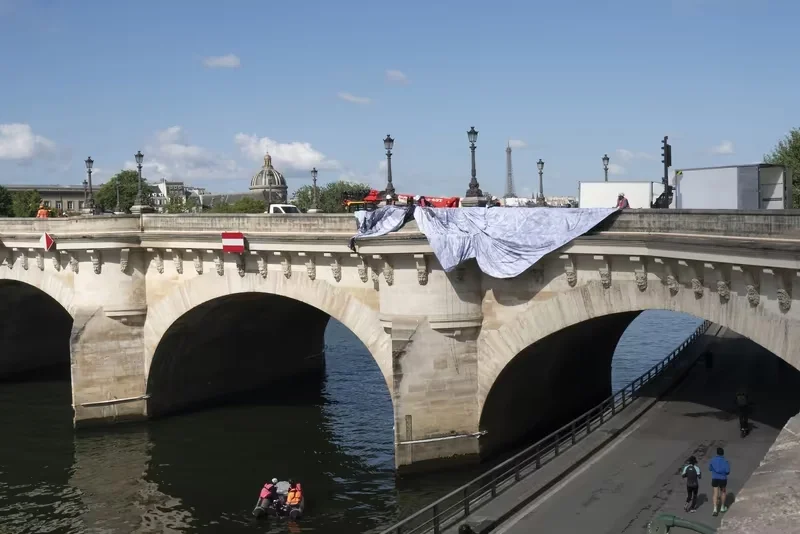 Париж започна новото опаковане на Pont Neuf в памет на Кристо и Жан-Клод 