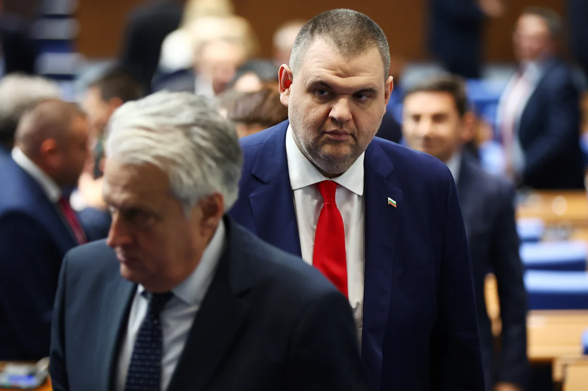 Пеевски се надпреварва с ДБ с искания за данни от НСО за охраната му
